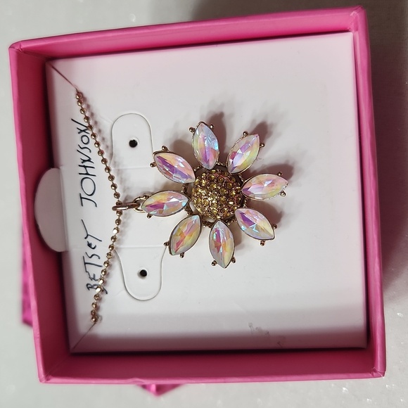 Betsey Johnson Daisy Pendant - Picture 2 of 6